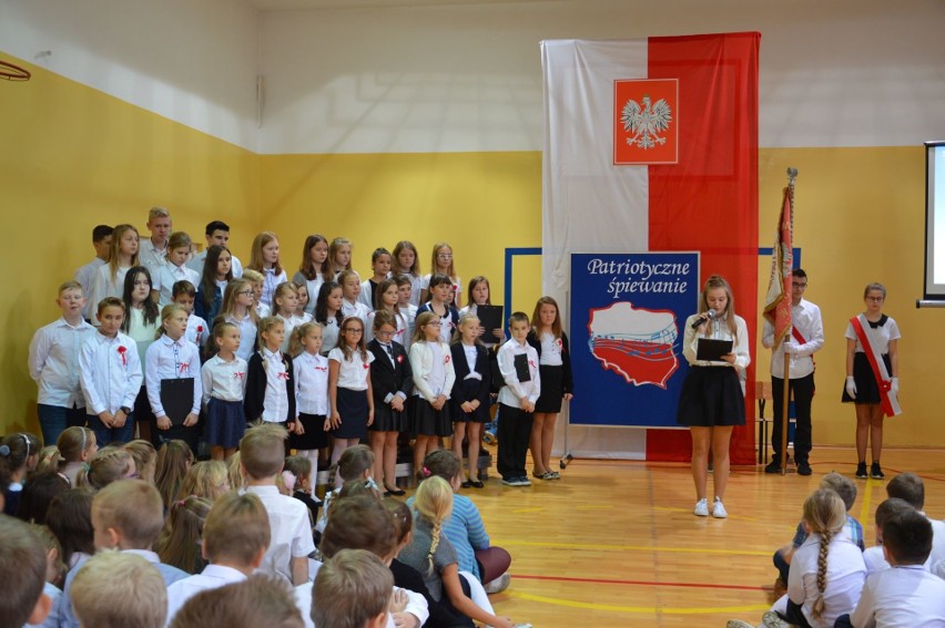 Patriotyczne śpiewanie w ostrowieckiej szkole