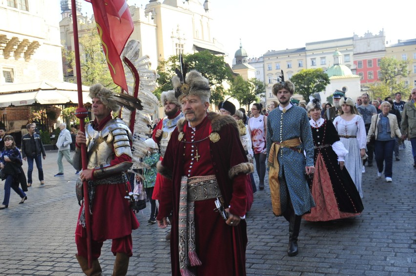 Kraków. Artyści i przyjaciele Marka Grechuty przeszli w korowodzie wokół Rynku Głównego [GALERIA]