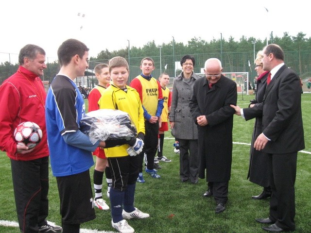 Młodzi piłkarze z Siedliska cieszyli się z prezentów, jakie dostali z okazji otwarcia nowego boiska