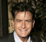 Charlie Sheen: Byłe żony zgodziły się na niższe alimenty. Gwiazdor ma poważne problemy finansowe