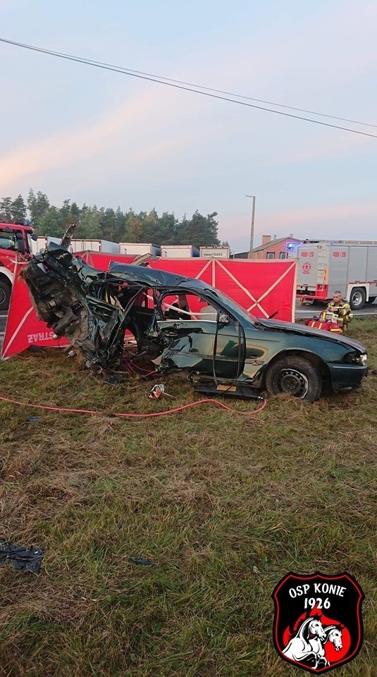 Śmiertelny wypadek w Koniach. Na krajowej "50" w zderzeniu BMW i opla zginął 20-latek kierujący BMW 