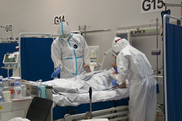 W Tymczasowym Szpitalu Covidowym w Opolu wciąż trwa walka o życie osób, które zachorowały podczas III fali. 