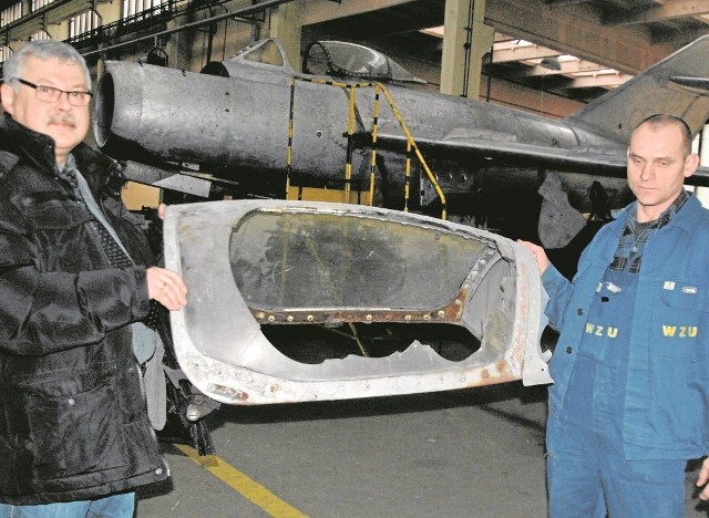Marek Gręzicki (z lewej) i Marek Müller pokazują starą, zniszczoną owiewkę kabiny. Nowa już została zamontowana