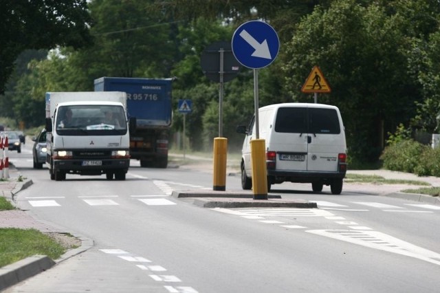 Zdaniem wielu kierowców wysokość wysepek i krawężników na trasie z Radomia do Siczek zagraża bezpieczeństwu. - Droga jest za to wąska &#8211; alarmują kierowcy.