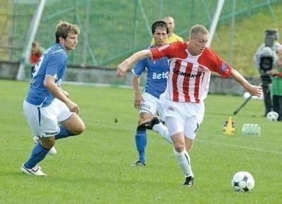 Bartosz Ślusarski w ubiegłym sezonie zagrał przeciw Bartoszowi Bosackiemu (z lewej) i Marcinowi Kikutowi (w tle). Teraz jest z nimi w jednej drużynie. Fot. Wacław Klag