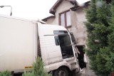  Ciężarówka wjechała w dom w Koziegłowach. Temu wypadkowi można było zapobiec? ZDJĘCIA
