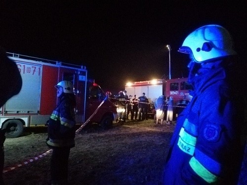 Nocna akcja strażaków na Narwi po wywróceniu się łodzi z pięcioma osobami [ZDJĘCIA, WIDEO]
