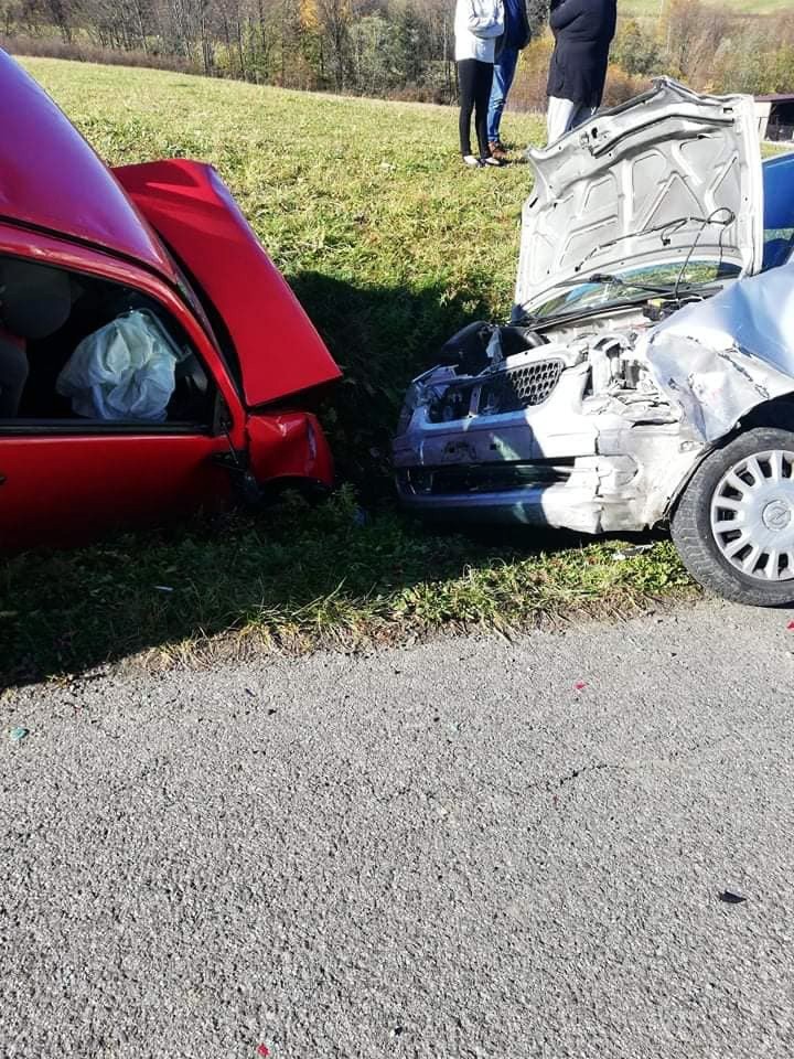 Posadowa Mogilska. Zderzenie dwóch samochodów osobowych. Trzy osoby w szpitalu [ZDJĘCIA]