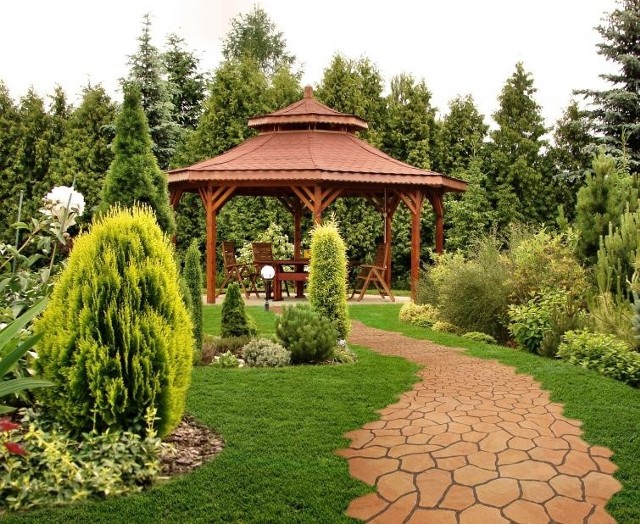 Przy aranżacji ogrodu, oprócz wyboru roślin, należy pomyśleć również o ścieżkach i meblach ogrodowych oraz o małej architekturze