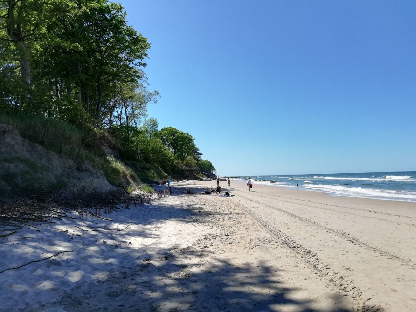 Poniedziałkowe popołudnie na plaży w Gąskach i Sarbinowie [ZDJĘCIA]