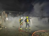 Delastowice. Nocny pożar budynku gospodarczego. Kilka zastępów straży pożarnej w akcji, jedna osoba wymagała pomocy medycznej [ZDJĘCIA]