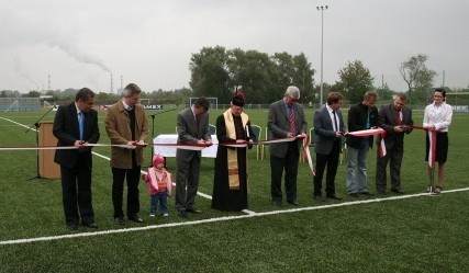 Uroczyste przecięcie wstęgi obserwowali licznie zgromadzeni reprezentanci środowisk sportowych i oświatowych naszego miasta.