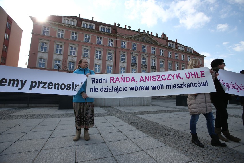 Tak rodzice protestowali przeciw przymusowej przeprowadzce...