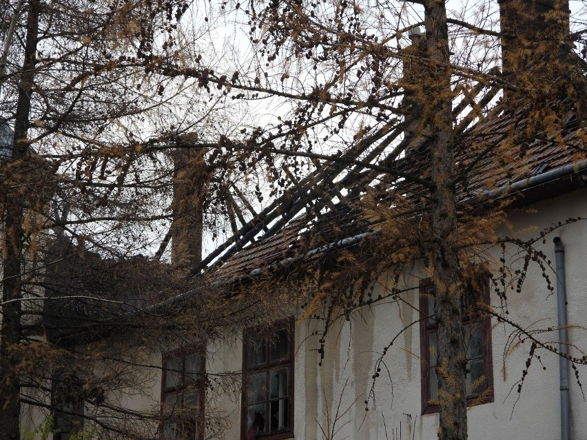 Pożar zabytkowego dworu w Kobylanach. Prokuratura umorzyła śledztwo. Historyczny obiekt został podpalony? [ZDJĘCIA]
