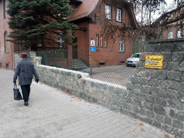 Pod koniec stycznia sygnalizowaliśmy, że mur przy szpitalu ul. Przybyszewskiego jest w fatalnym stanie, a odpadające z niego fragmenty zagrażają bezpieczeństwu pieszych. Od kilku dni mur jest już w remoncie. Zobacz więcej zdjęć ---->