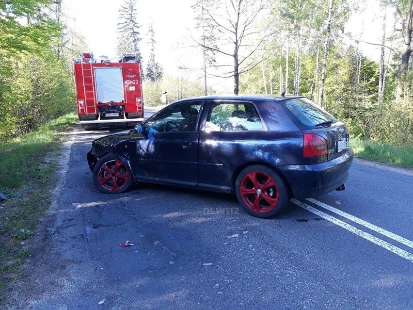 Czołówka pod Jelenią Górą. Nissan wypadł z jezdni [ZDJĘCIA]