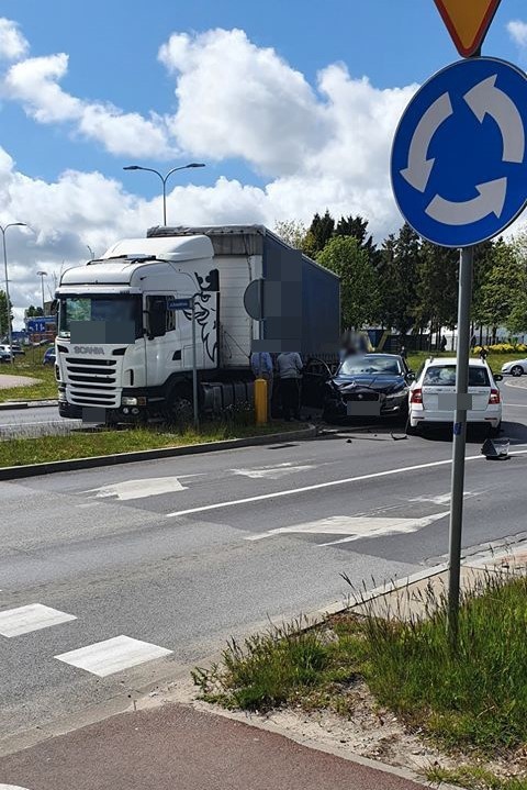 Stłuczka na rondzie w Słupsku. Zderzyły się trzy pojazdy (zdjęcia)