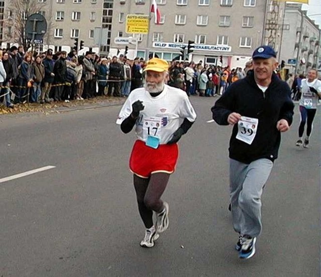 Doktor Albin Czech przed jedenastu laty podczas biegu ulicznego.