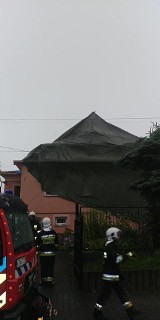 Zerwany dach w Ochojnie. Porywy wiatru narobiły szkody
