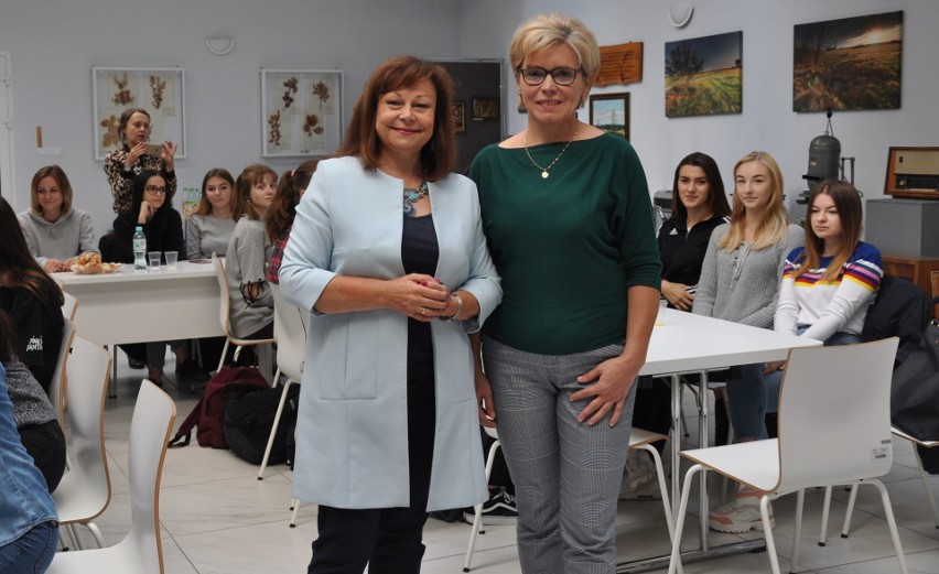 Marzena Kądziela i dyrektor Anna Adamczyk powitały młodzież