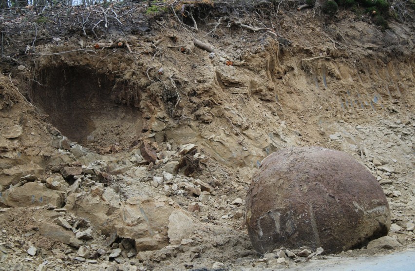 Kobylanka będzie miała swoją geologiczną ciekawostkę. Skalny fragment odkopany na Rozboju zostanie przeniesiony do centrum wsi