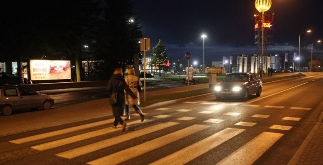 Przejście dla pieszych na wysokości byłego Sezamoru jest najkrótszą drogą do CH Jantar. 