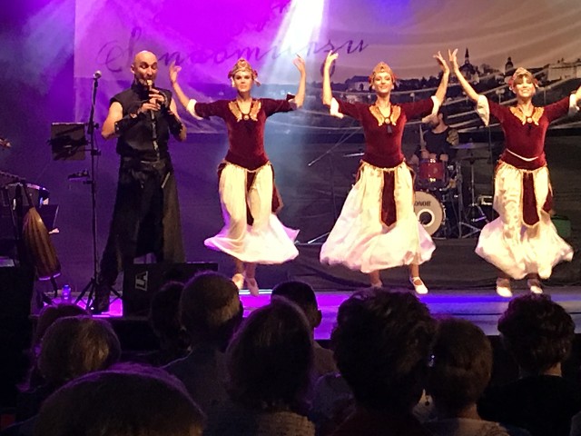 W czwartkowy wieczór, 23 sierpnia  o godzinie 20 na dziedzieńcu Zamku Królewskiego odbyło się widowisko muzyczno – taneczne EGZOTYCZNA PODRÓŻ  Krzesimir Dębski & Kamil Radzimowski band Ethnic Balet.