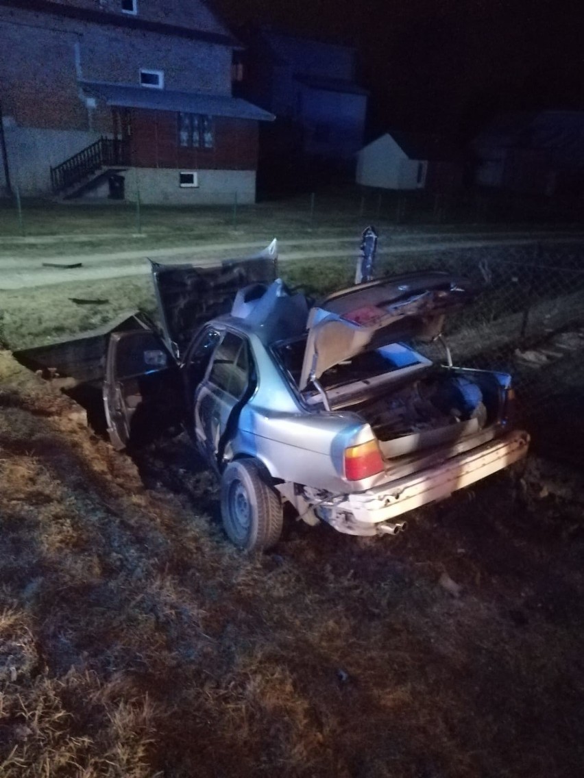 Groźny wypadek w Pawęzowie. Samochód wpadł w poślizg i staranował ogrodzenie