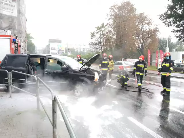 Pożar samochodu na Mikołowskiej spowodował duże utrudnienia dla kierowców na tej ruchliwej Katowic