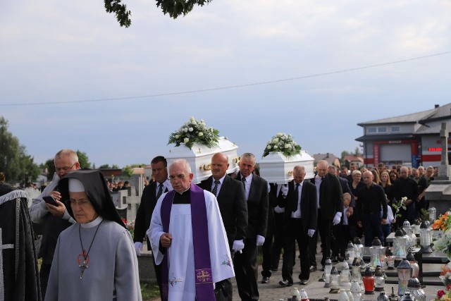 Zmarłe tragicznie Marzenę i Kornelię żegnali w czwartek mieszkańcy Daleszyc.