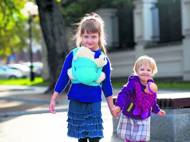 6-letnia Gaja i jej siostra, 3-letnia Lola chustowania nauczyły się od swojej mamy, Doroty Zaniewskiej. Podczas Dni Bliskości każdy będzie mógł się tego nauczyć.