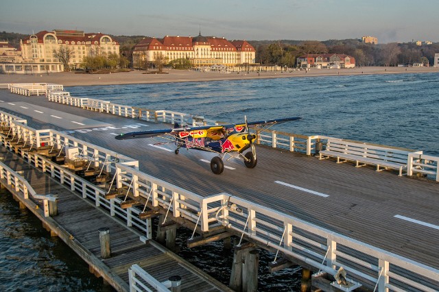 Lądowanie Łukasza Czepiela na molo w Sopocie