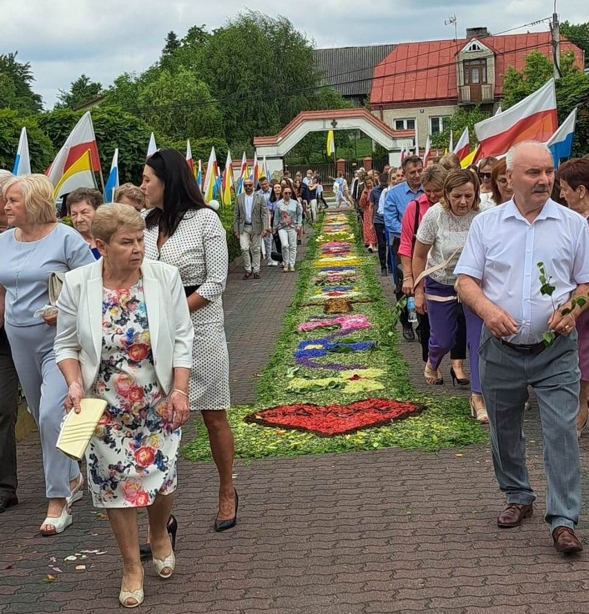 Boże Ciało 2023. Piękny dywan ze świeżych kwiatów przygotowali na procesję parafianie z kościoła Matki Bożej Fatimskiej w Kielcach-Dyminach