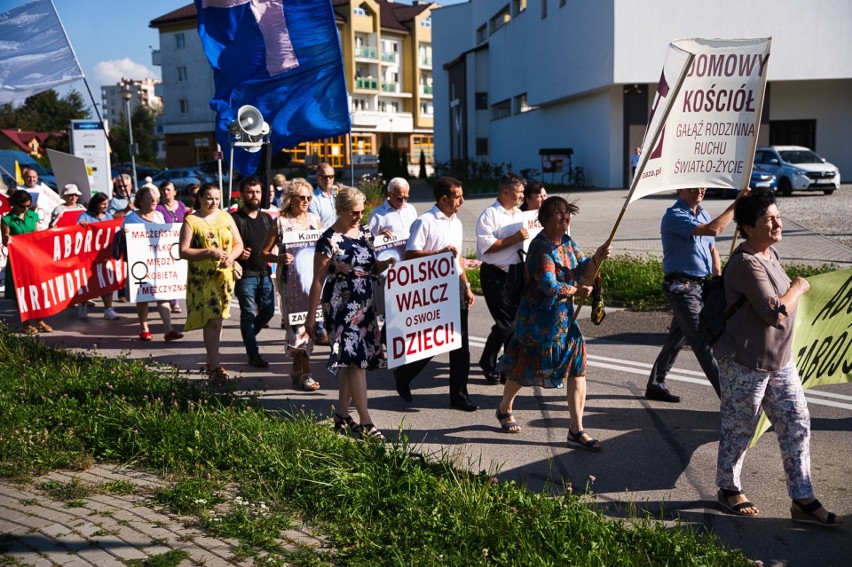 "Stop aborcji", "stop dewiacjom", Polsko walcz o swoje dzieci". Przez Rzeszów przeszedł Marsz dla Życia i Rodziny [ZDJĘCIA, WIDEO]