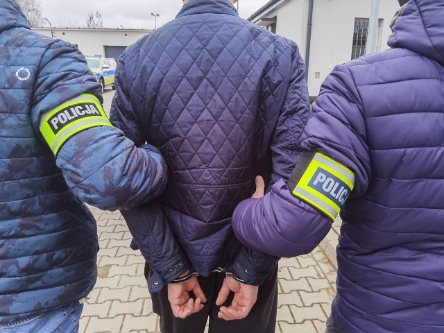 Areszt dla agresywnego mężczyzny za atak na ratowników medycznych w regionie. Na posesji znaleziono też narkotyki i amunicję