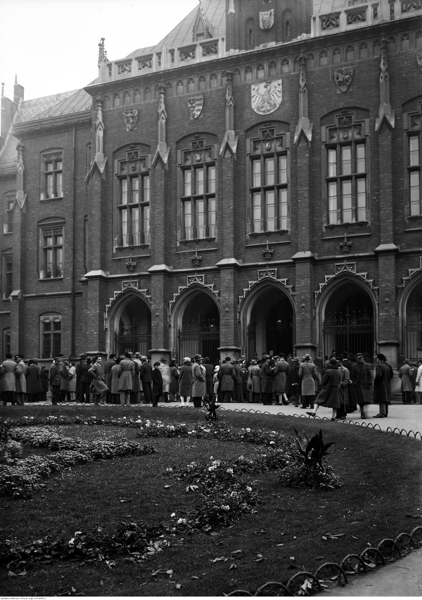 Studenci przed gmachem Collegium Novum 1929
