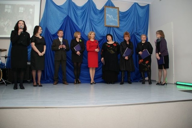 Nauczyciele z najdłuższym stażem pracy otrzymali dyplomy z rąk dyrektor Iwony Marynowskiej-Gruszki.
