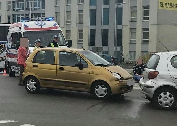 Ostrołęka. Kolizja na rondzie Kuklińskiego. Zderzyły się dwa auta – 28.04.2019