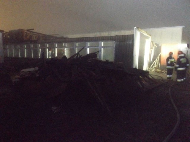 Po nocnym pożarze hali przy ulicy Żniwnej w Kielcach
