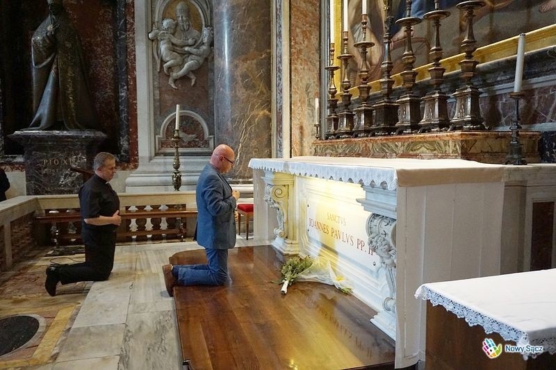 Nowy Sącz. Dzień Papieża Jana Pawła II. Kwiaty pod pomnikiem i wizyta w Watykanie