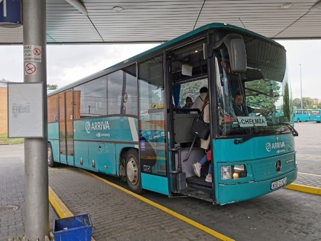 Kierowców na rynku pracy w Toruniu i regionie bardzo brakuje. Arriva ogłasza, że kandydatom na kierowców autobusów oferuje dofinansowanie uprawnień i pensję 3-3,5 tys. zł brutto. Zachęca też kobiety. Czy takie warunki przyciągną chętnych? Są firmy, które kuszą wyższymi zarobkami, a i tak mają kłopoty kadrowe.Czytaj dalej. Przesuwaj zdjęcia w prawo - naciśnij strzałkę lub przycisk NASTĘPNE