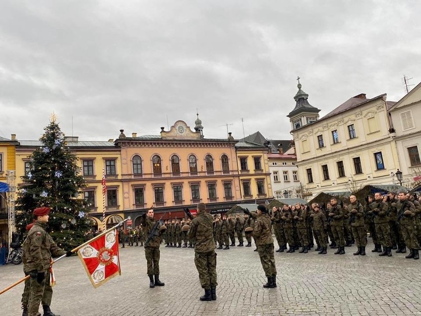 Śląska Brygada Obrony Terytorialnej już działa w Cieszynie, terytorialsi złożyli przysięgę na rynku ZDJĘCIA