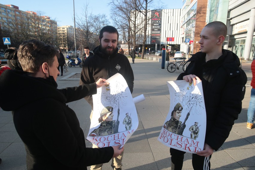 Miłość do ojczyzny w walentynki! Akcja Młodzieży Wszechpolskiej na ulicach Szczecina