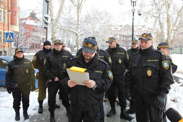 Afera z telefonem w Siemianowicach: strażnicy bronią swego komendanta [WIDEO]