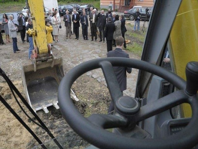 W ubiegłym roku uroczyście przekazano plac budowy, a w tym roku z podobną pompą zakończono inwestycję. Jednak nie do końca.