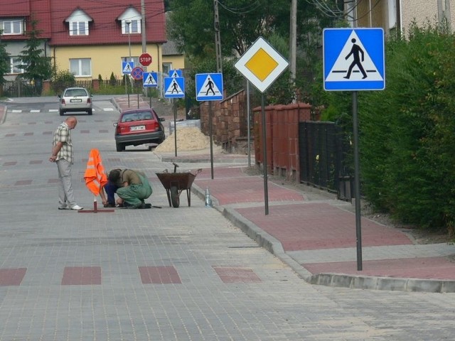 Na niewielkiej ulicy Polnej postawiono aż 16 znaków "przejście dla pieszych&#8221;.