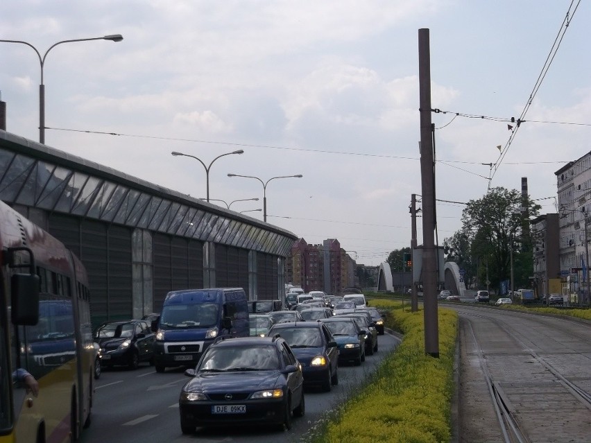 Wrocław: Wypadek na Kromera. Tworzą się duże korki (ZDJĘCIA)