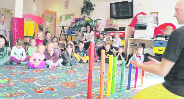 Przedszkolaki z Modlniczki poznają możliwości dźwiękowe kolorowych rurek