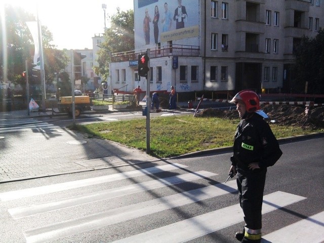 Miejsce zdarzenia zabezpieczali strażacy.