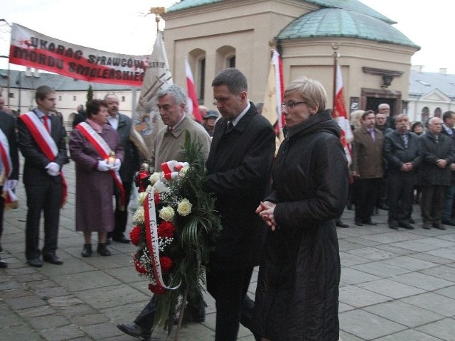 Wiązankę przed tablicą ku pamięci Przemysława Gosiewskiego złożyła jego druga żona Beata Gosiewska oraz poseł Andrzej Bętkowski (z lewej) i kielecki radny Jarosław Karyś.